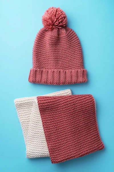 针织冬天帽子和围巾在蓝色背景 — 图库照片