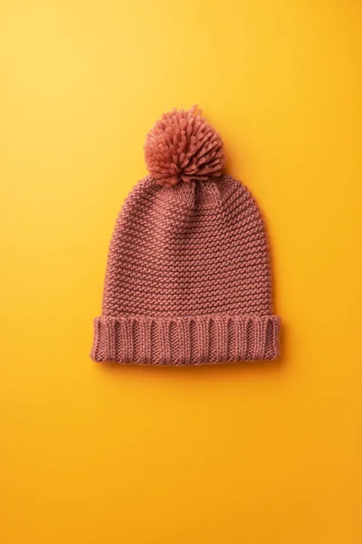 针织冬天帽子在黄色背景 — 图库照片