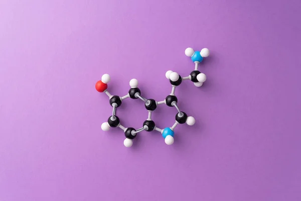 Serotonin kimyasal formülü mor arka plan üzerinde