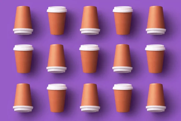 多个一次性咖啡杯组织在紫色背景 — 图库照片