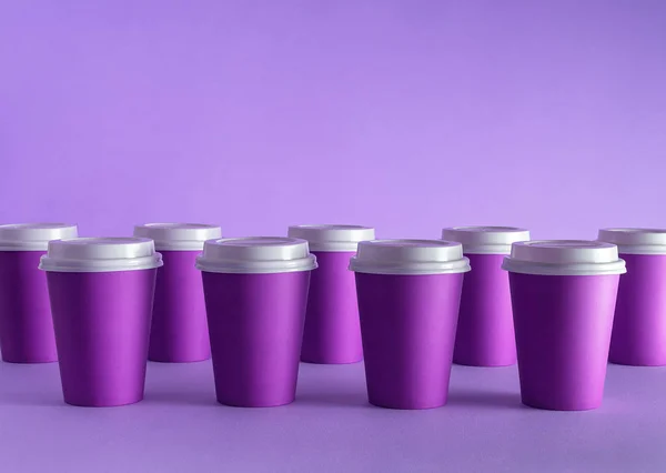 Tazas Café Desechables Organizadas Sobre Fondo Púrpura — Foto de Stock