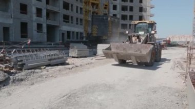 İnşaat malzemelerinin bulunduğu bir inşaat sahasında kazıcı gezileri