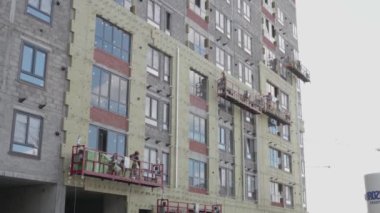 İnşaattaki işçiler kaplama yapıyor.