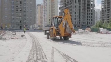 Bir inşaat sahasında kazıcı gezileri