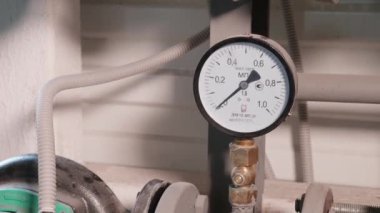 Algılayıcılar ve ısıtma boruları evde.