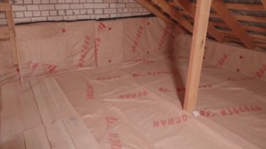 Bir apartmanın tavan arası.