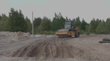 Bir inşaat sahasında kazıcı gezileri