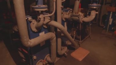 Yüksek katlı bir binanın bodrumunda iletişim.