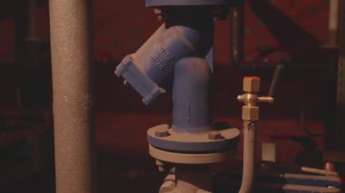 Yüksek katlı bir binanın bodrumunda iletişim.