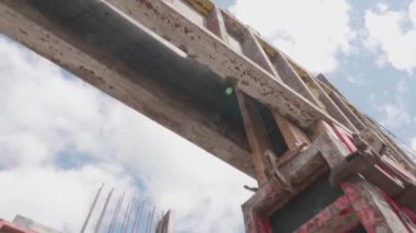 Binanın metal yapısı yapım aşamasında