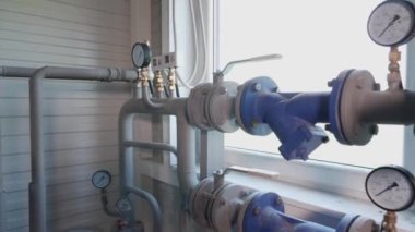 Algılayıcılar ve ısıtma boruları evde.