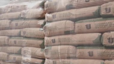 İnşaat betonu şantiyedeki çantalarda duruyor.