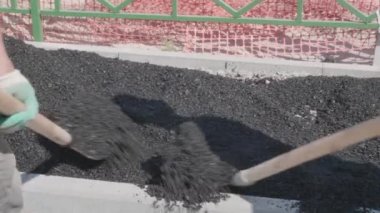 İşçiler inşaat sahasına asfalt attılar