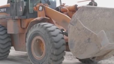 Bir inşaat sahasında kazıcı gezileri