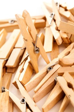 Beyaz arkaplanda eko ahşap mandalların yakın plan görüntüsü