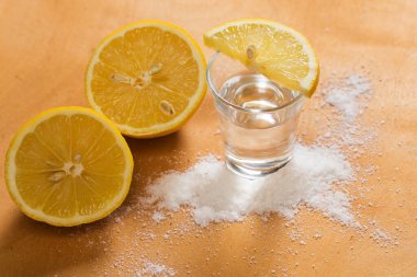Limonlu ve tuzlu tekila.