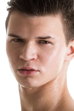 Yakışıklı, ciddi görünüşlü.