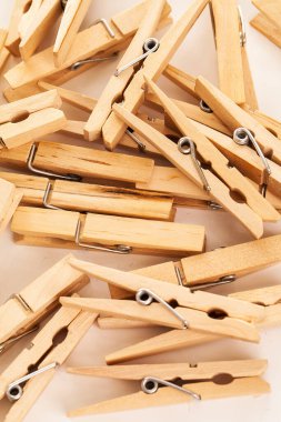 Beyaz arkaplanda eko ahşap mandalların yakın plan görüntüsü