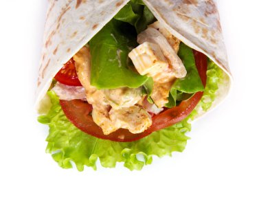 Beyaz arka planda lezzetli tortilla