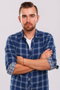 Duygular, duygular. Beyaz bir geçmişi olan genç bir adam.