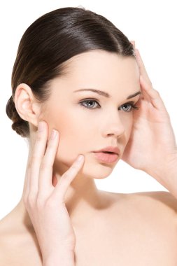 Beyaz arka planda sevimli, çekici bir kadın.