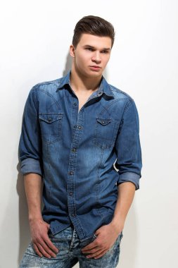 Yakışıklı, ciddi görünüşlü.