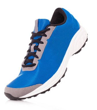 Beyaz arka planda bir çift mavi spor ayakkabısının resmi