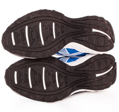 Beyaz arka planda bir çift mavi spor ayakkabısının resmi