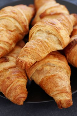 Fırın. Tabakta bir yığın kruvasan var.