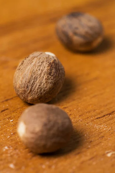 Mucchio Noci Marroni Sul Tavolo — Foto Stock