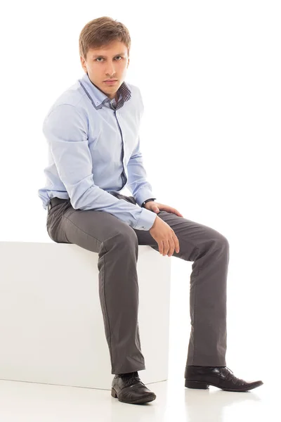 Bonito Homem Com Uma Camisa Calças Está Sentado Cubo — Fotografia de Stock