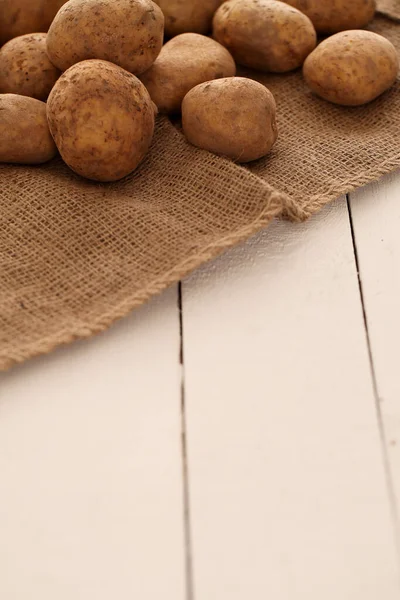 Papas Rústicas Frescas Sin Pelar Sobre Una Mesa Madera —  Fotos de Stock