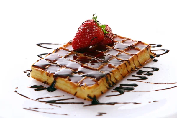 Waffles Doces Frescos Com Morango — Fotografia de Stock