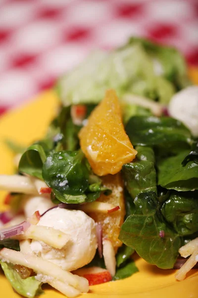 Salade Fraîche Savoureuse Dans Une Assiette Sur Une Nappe Carrée — Photo