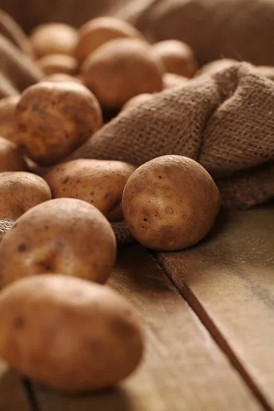 Batatas Não Descascadas Frescas Rústicas Uma Mesa Madeira — Fotografia de Stock