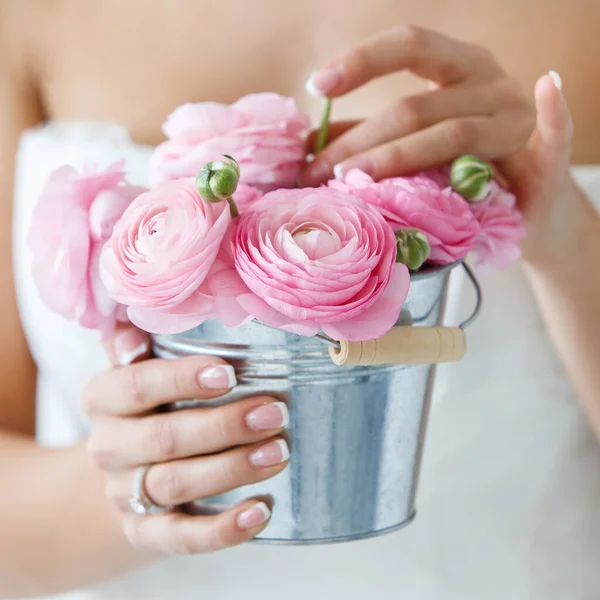 迷人的新娘拿着漂亮玫瑰的花盆 — 图库照片