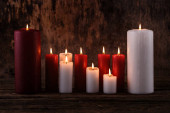 svíčky na stole