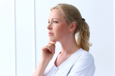 Profesyoneller. Beyaz arka planda güzel bir kozmetolog.