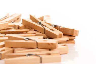 Beyaz arkaplanda eko ahşap mandalların yakın plan görüntüsü