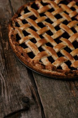 Yiyecekler. Lezzetli yaban mersinli turta masada.