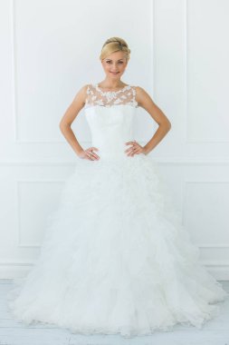 Düğün için. Çekici bir gelin ve geniş bir gülümseme