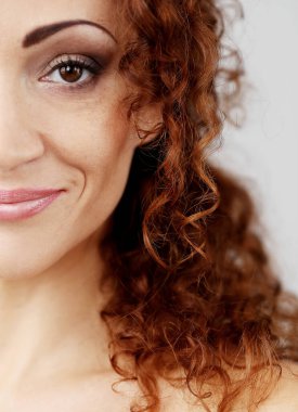 Güzel yüzlü, çekici bir kadın.