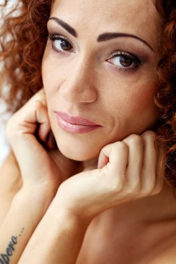 Güzel yüzlü, çekici bir kadın.