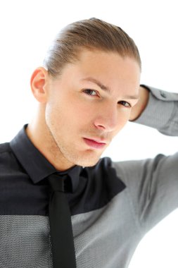 Beyaz arka planda poz veren takım elbiseli yakışıklı bir adamın portresi.