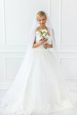 Düğün için. Güzel buketli çekici gelin.