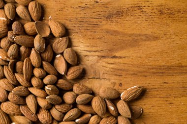 Masada kahverengi fındık yığını var.