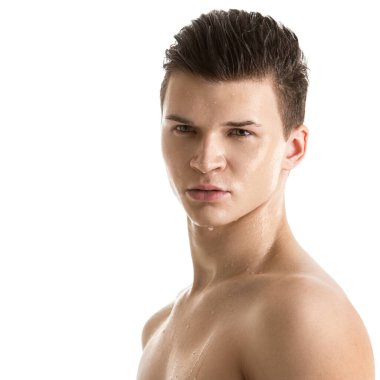 Ciddi yüzlü yakışıklı bir adam.