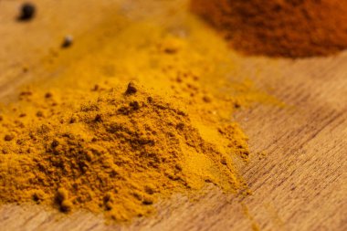 Baharatlar. Masada bir sürü baharat var.