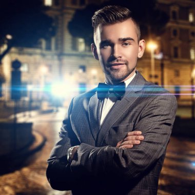 Moda, lüks. Sokakta siyah takım elbiseli bir beyefendi.