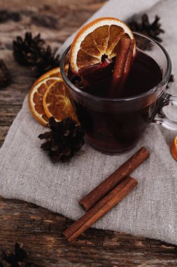 Masada bir kadeh şarap.